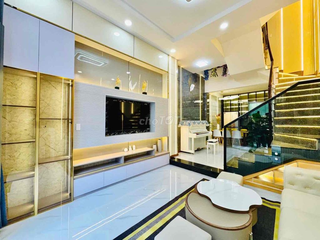 Дом 3 этажа, 3 спальни, гостиная, терраса, 50м до дороги