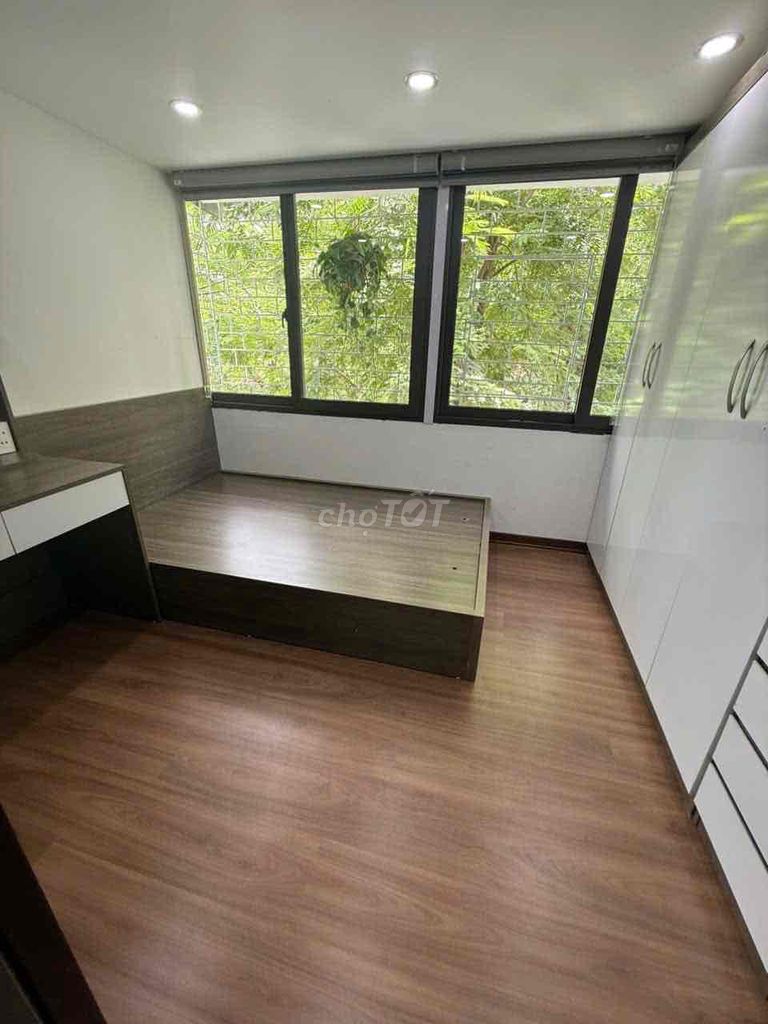Cần bán gấp căn tập thể S=75m2, lô góc, sổ đỏ trao tay, full nội thất