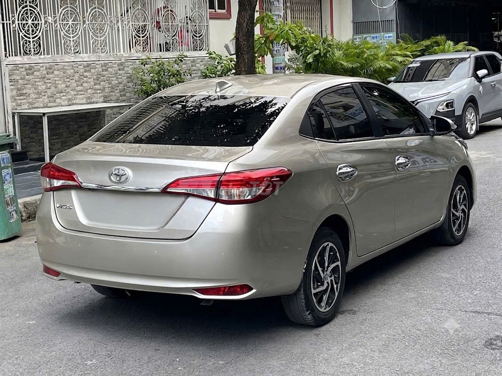 Автоматический номер Toyota Vios 2021, золотой песок, 30 000 км