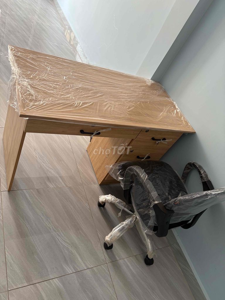 Bàn ghế văn phòng Gỗ Nâu nhạt Mới. Mua bán Đồ dùng văn phòng tại Quận 12 Tp Hồ Chí Minh được đăng bởi Nguyễn Bá Ngọc hình 1