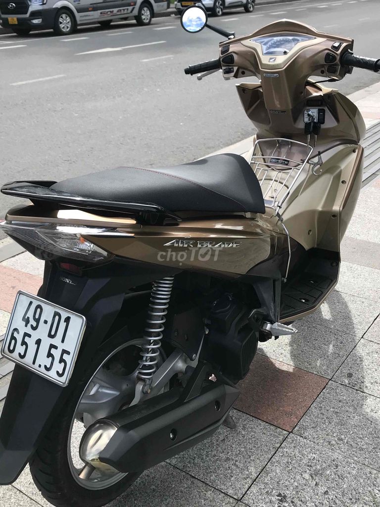 Honda Air Blade Vàng đồng. Mua bán Xe máy tại Thành phố Đà Lạt Lâm Đồng được đăng bởi Đạt hình 6