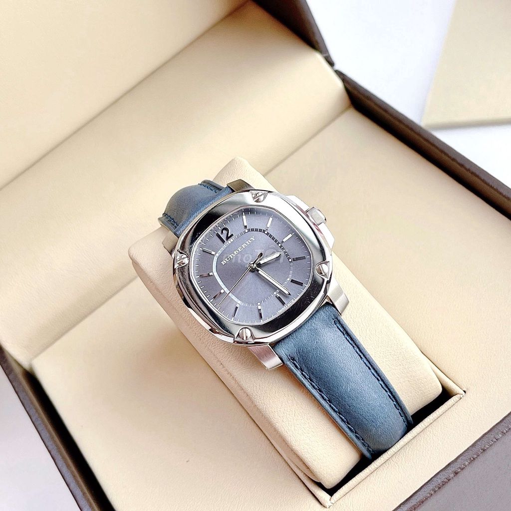 Thuộc phân khúc Luxury Watch của hãng BURBERRY