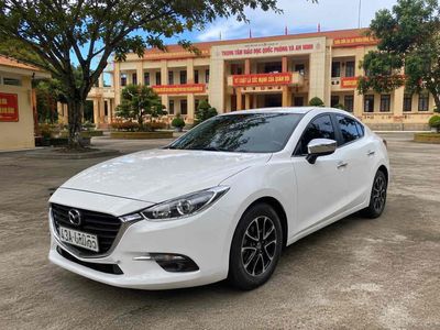 Mazda 3 bản cao cấp nhất, gia đình đang sử dụng