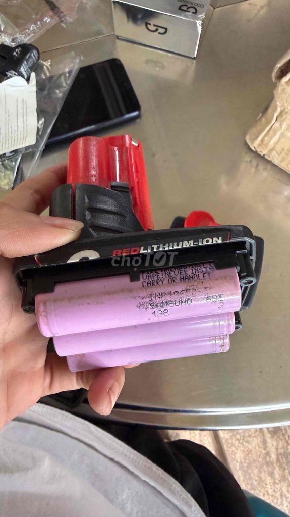 Pin sạc Milwaukee M12 6Ah Đỏ Đen Tím. Mua bán Phụ kiện (Màn hình, Chuột...) tại Huyện Xuân Lộc Đồng Nai được đăng bởi Thanh hình 1