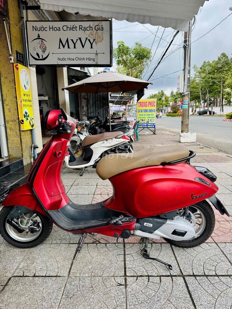Vespa Primavera đỏ nhám, mới 95%. Mua bán Xe máy tại Thành phố Rạch Giá Kiên Giang được đăng bởi VyVy Lam hình 3