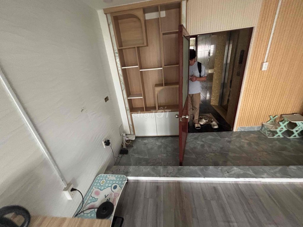 ПОЛНОСТЬЮ МЕБЛИРОВАННАЯ СТУДИЯ С ЛЮКОМ НА КРЫШЕ