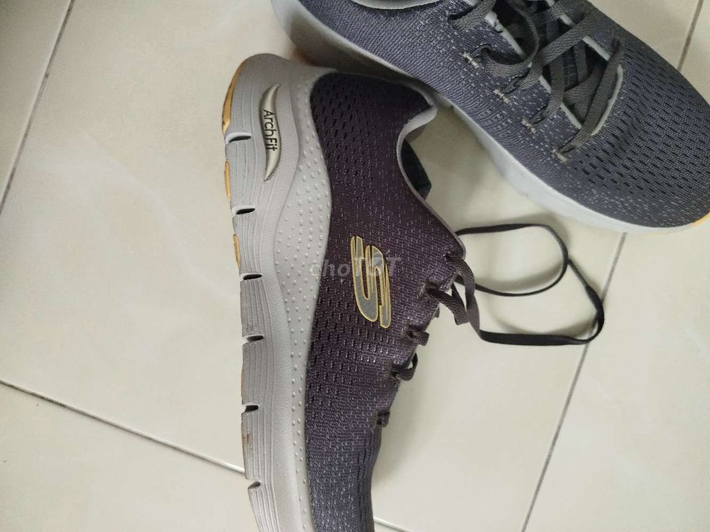 Giày tập thể thao Skechers size 42