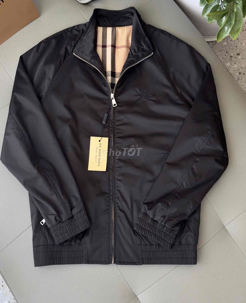 Áo khoác gió Burberry nam Đen size 48. Mua bán Quần áo tại Quận Tân Phú Tp Hồ Chí Minh được đăng bởi Thanh Sang hình 1