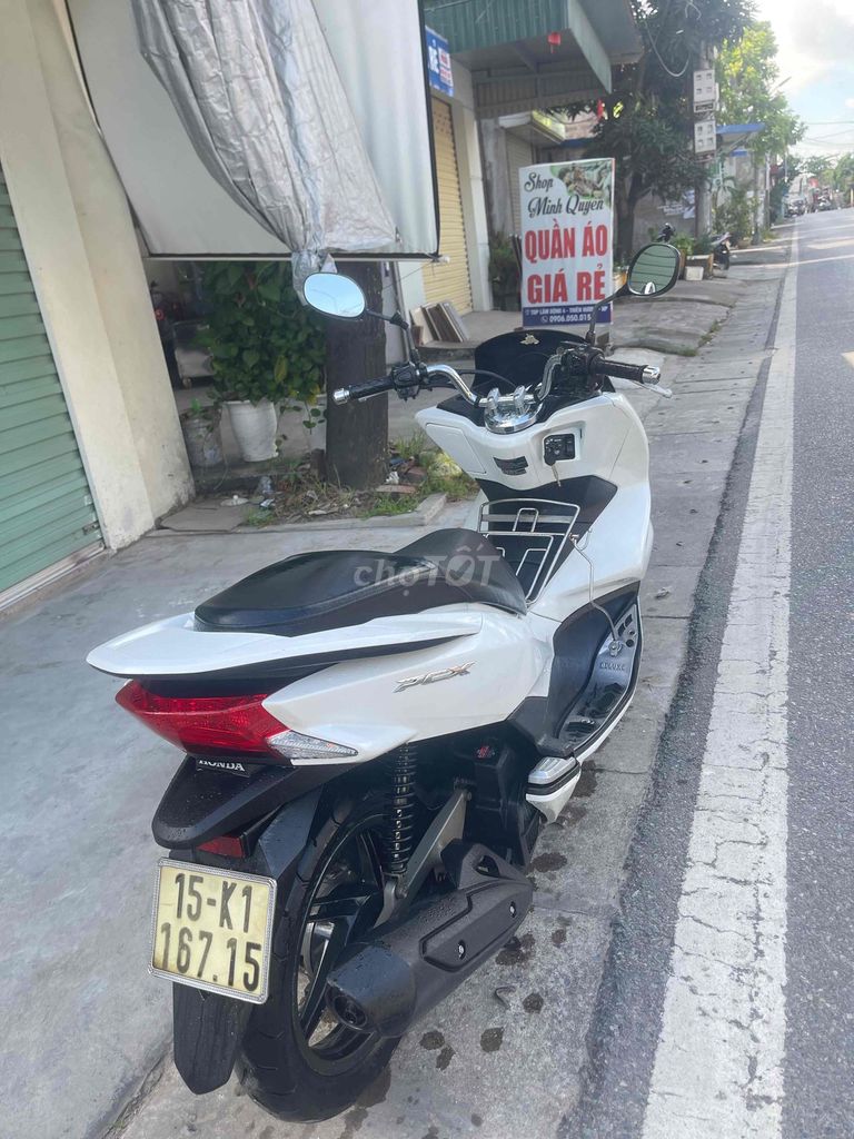 Белый скутер Honda PCX