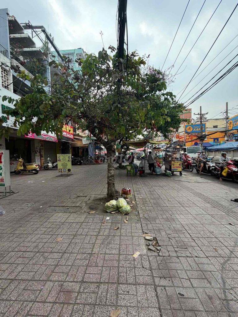 Коммерческое помещение на первой линии Tan Hoa Dong, район 6 - без обочины