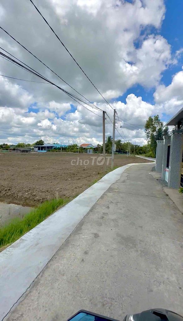 Đất thổ thị, cách tỉnh lô 50m, bán kính 900m đầy đủ tiện ích. Mua bán đất tại Huyện Tân Trụ Long An được đăng bởi Tuyến Lê hình 2