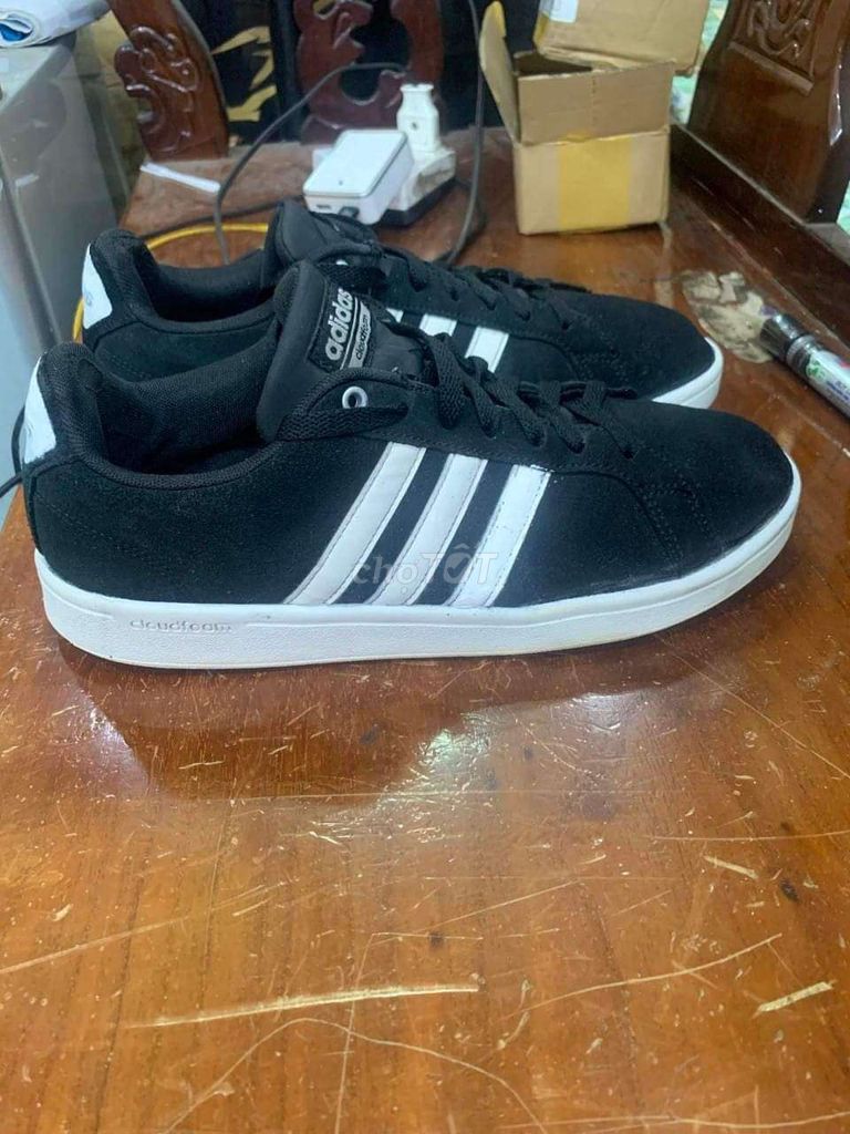 Đôi Adidas da lộn cỡ 42.