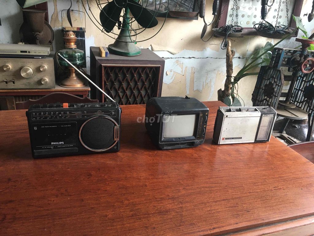 Tivi 5 inch và 2 radio xưa