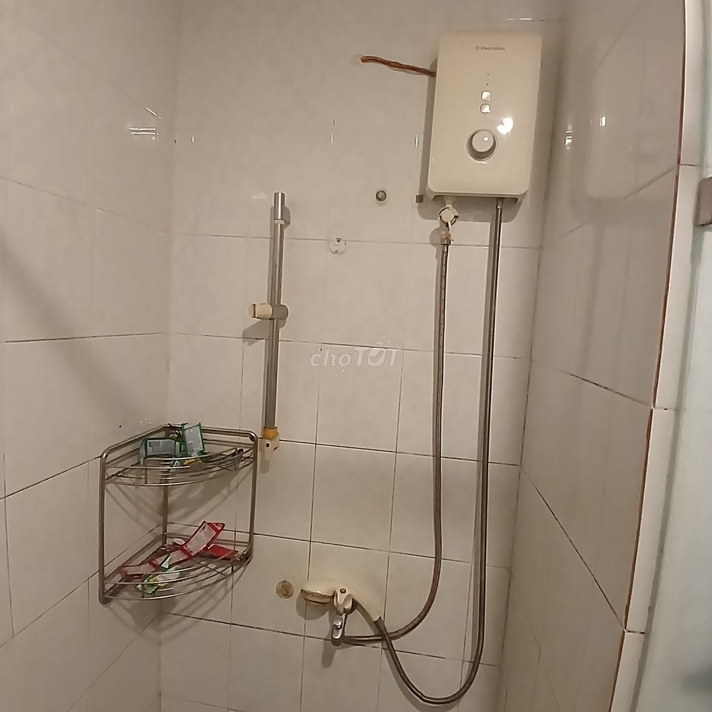 Máy nước nóng panasonic &Electrolux Đã sử dụng 95%. Mua bán Thiết bị vệ sinh, nhà tắm tại Thành phố Thủ Đức Tp Hồ Chí Minh được đăng bởi Nhan hình 1