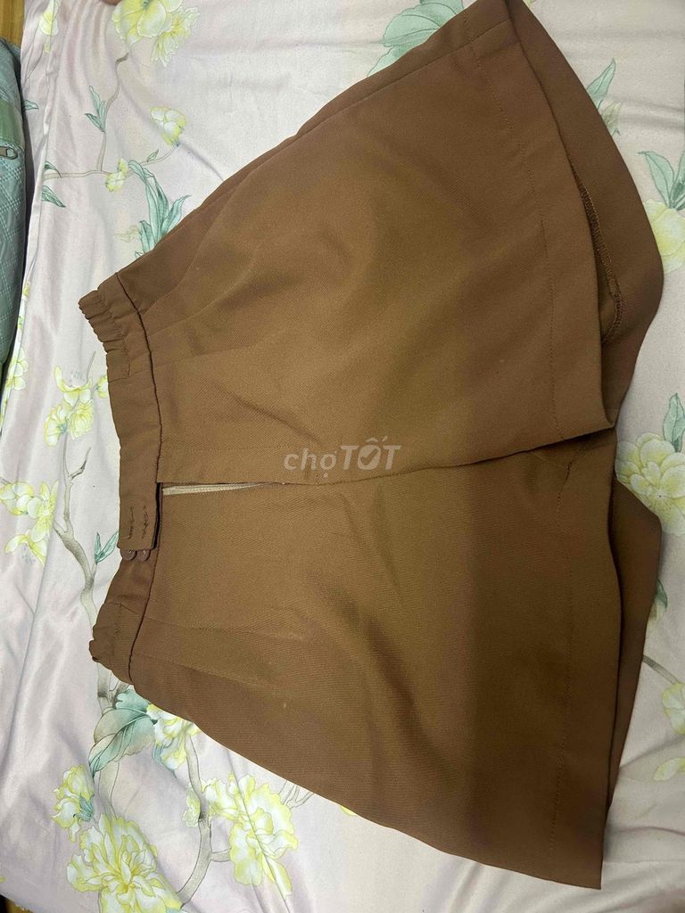 Quần tây ngắn Nữ màu Nâu. Mua bán Quần áo tại Quận 1 Tp Hồ Chí Minh được đăng bởi Đồng Ý Nhi hình 1