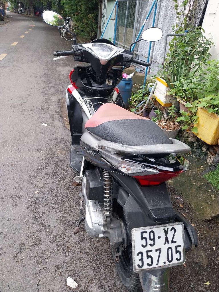 Honda Air Blade 2024 красно-черно-серебристый