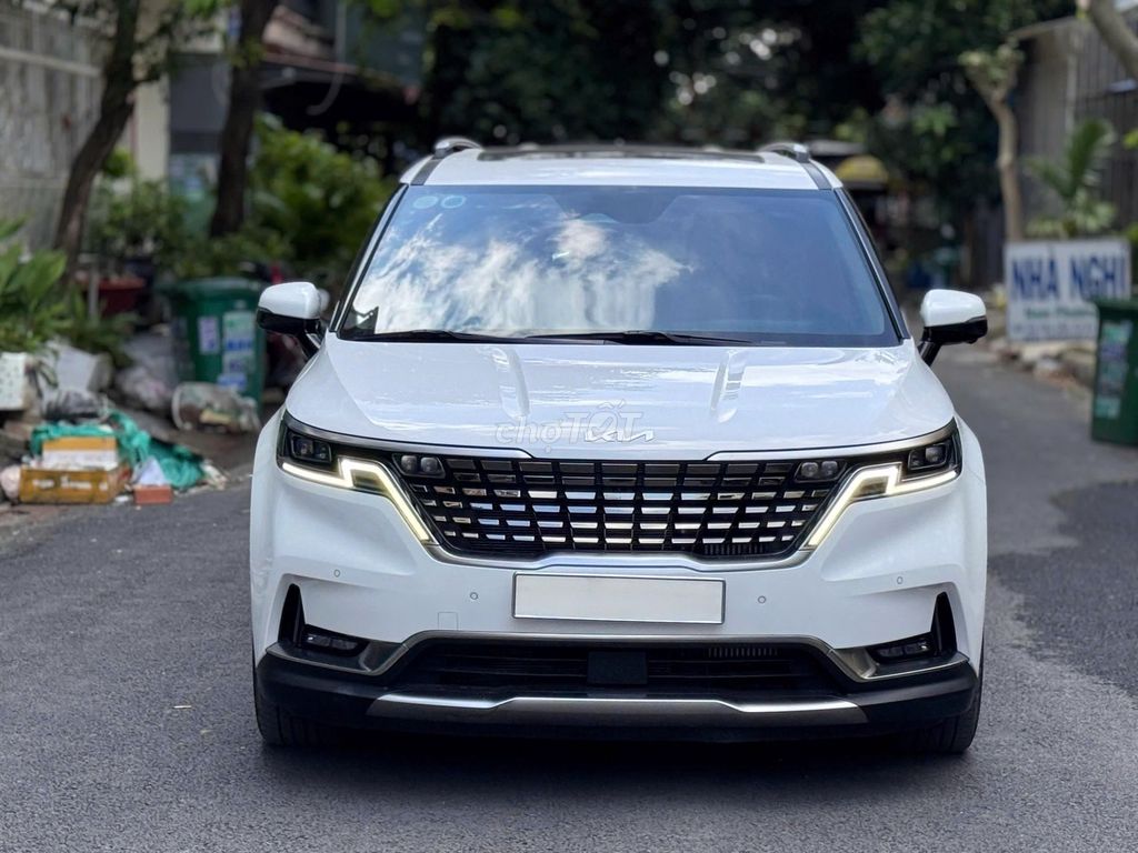 Kia Carnival Signature 7-местный белый
