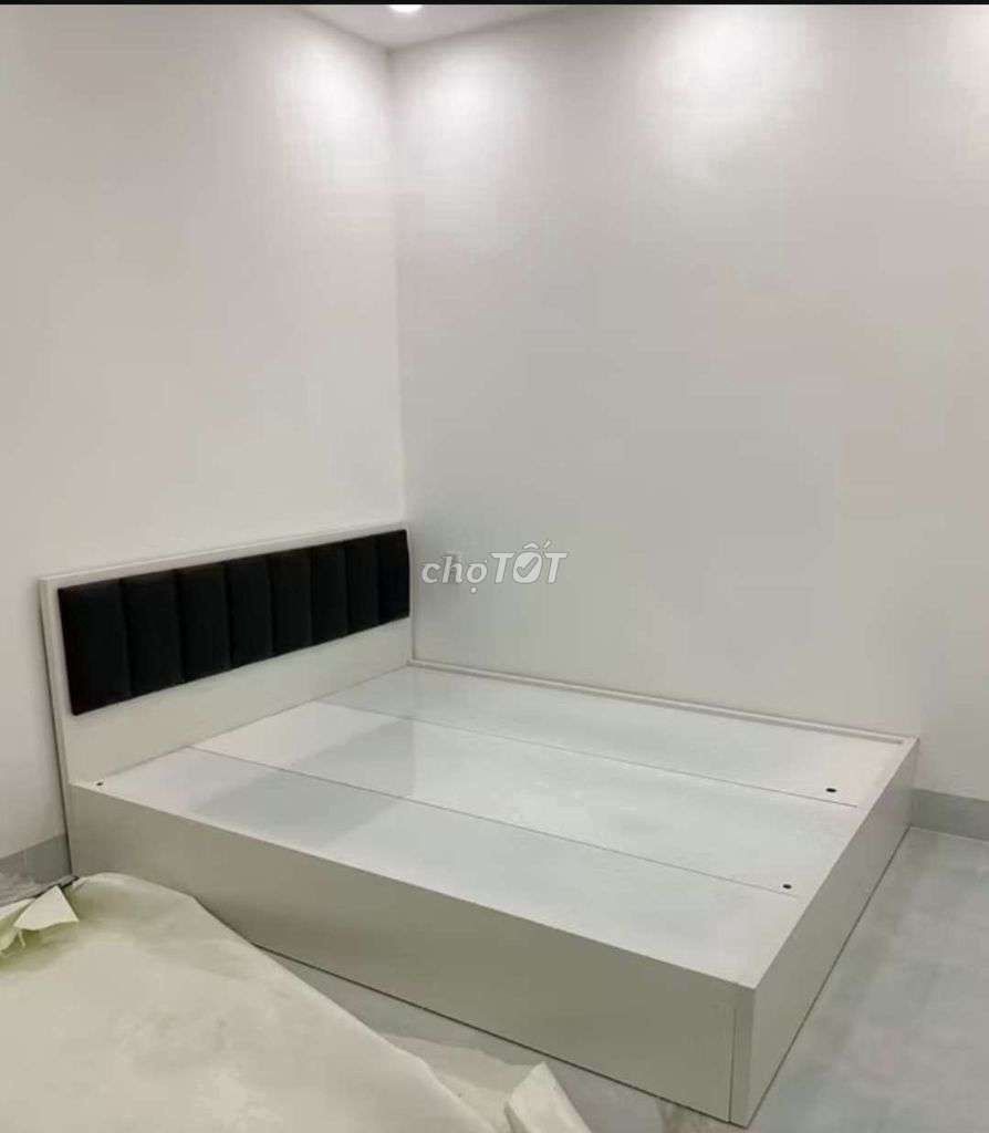 Giường đôi Gỗ MDF Trắng Hiện đại 1m8x2m. Mua bán Giường, chăn ga gối nệm tại Thành phố Dĩ An Bình Dương được đăng bởi Cee Malik hình 1