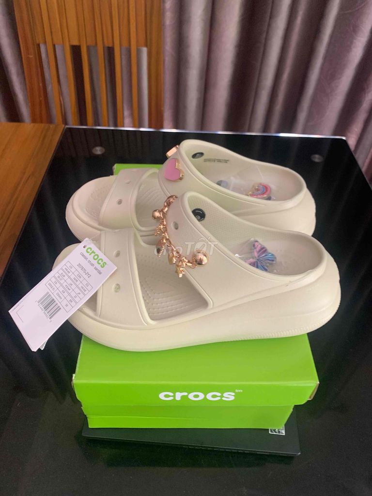 dép CROCS chính hãng size 37 mới 100%.