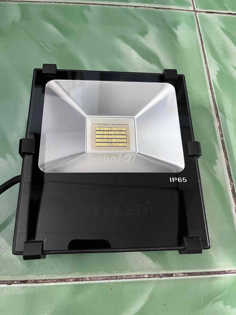 Đèn pha LED VinaLED FL-B32S-G Đen. Mua bán Đèn tại Thành phố Thuận An Bình Dương được đăng bởi Điện máy pin hình 1