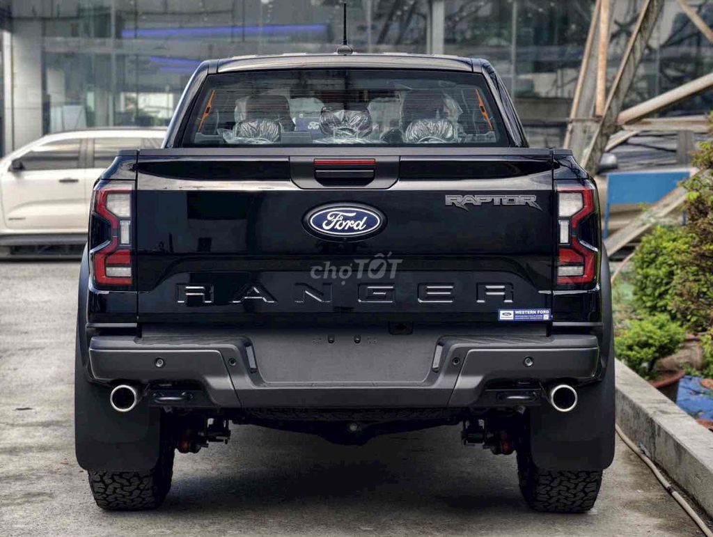 Ford Raptor V6 giảm giá kèm quà tặng