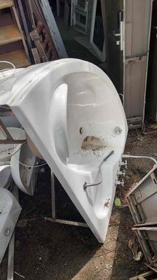 Bồn tắm góc nhựa màu trắng có kệ và vòi tắm. Mua bán Thiết bị vệ sinh, nhà tắm tại Quận Thanh Khê Đà Nẵng được đăng bởi le phuong