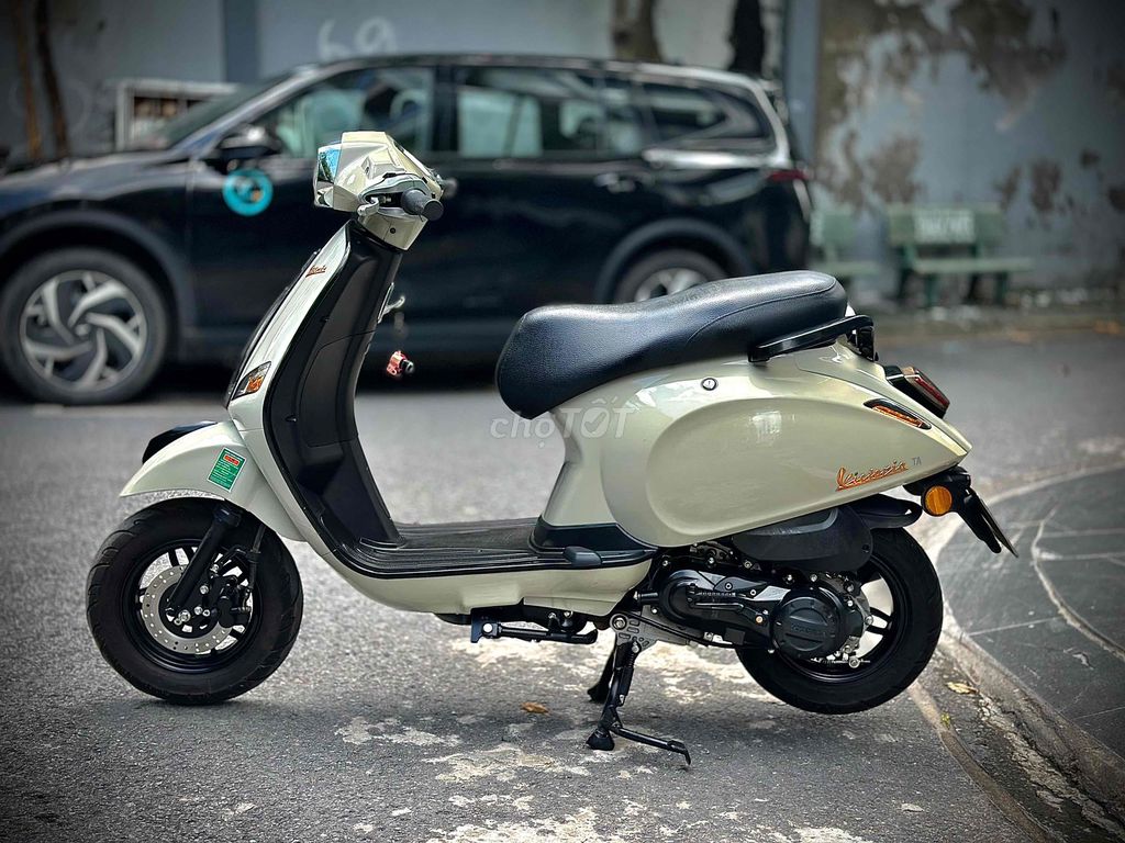 Скутер Victoria 50cc 2023, цвет бежевый