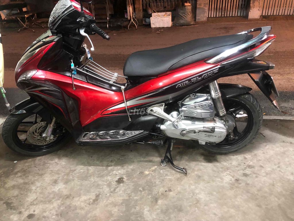 Мопед Honda Air Blade 2012 г., красно-черный