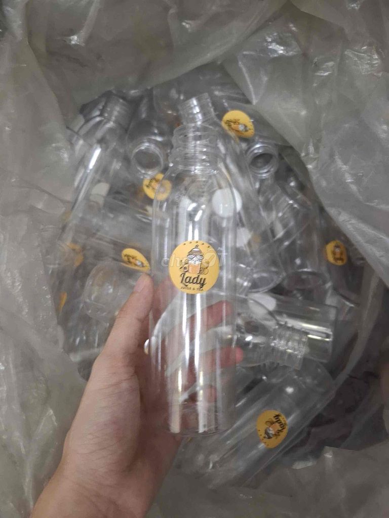 Chai nhựa 330ml 50 chai dán sticker kèm ống hút. Mua bán Dụng cụ nhà bếp tại Quận 10 Tp Hồ Chí Minh được đăng bởi Nguyễn Thuận Phát hình 1