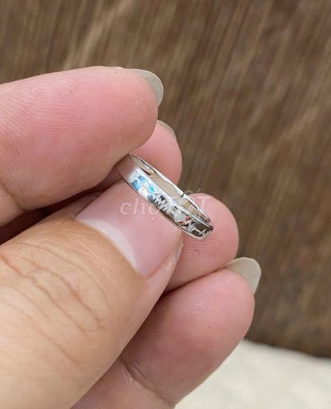 Nhẫn bạc Nữmạvàng trắng,form nhỏ,hoạ tiết tối giản. Mua bán Phụ kiện thời trang khác tại Quận 3 Tp Hồ Chí Minh được đăng bởi Hàng hiệu Secondhand hình 2