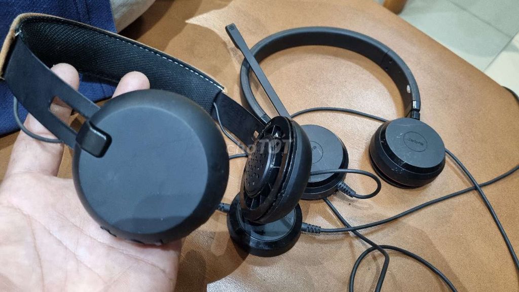 Tai nghe Bluetooth Skullcandy và Jabra như hình