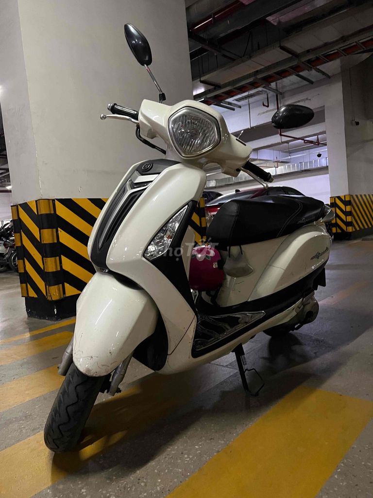 Белый скутер Yamaha Grande