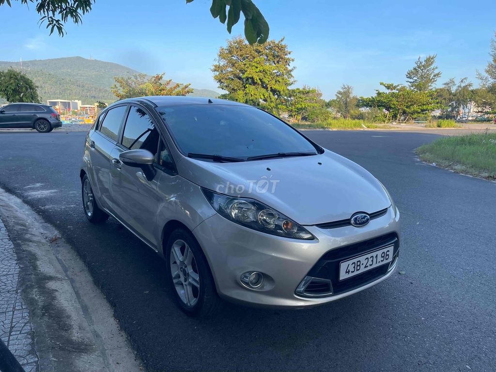 Автоматический золотой песок Ford Fiesta 2011 объемом 1,6 л