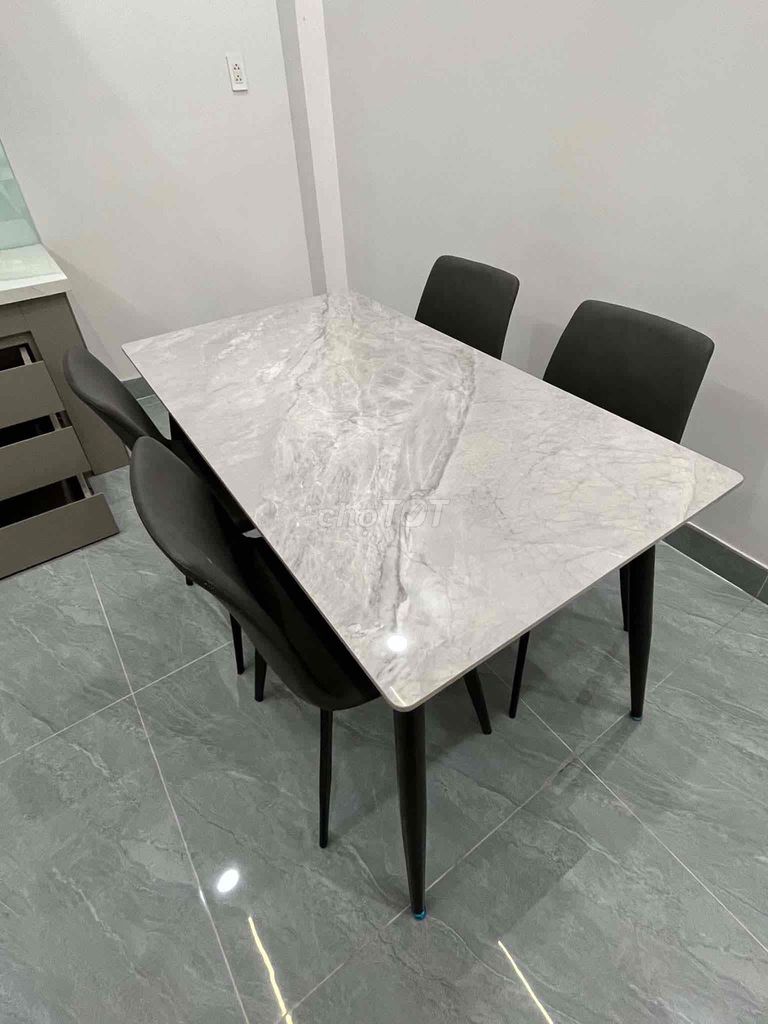 Bàn ăn 1m3 Trắng xám Hiện đại 4 ghế. Mua bán Bàn ghế tại Quận Gò Vấp Tp Hồ Chí Minh được đăng bởi Hà Tuấn Kiệt hình 1