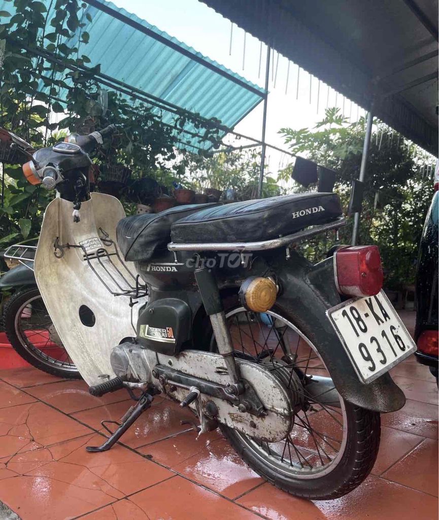 Honda Super Cub 50, черный и белый