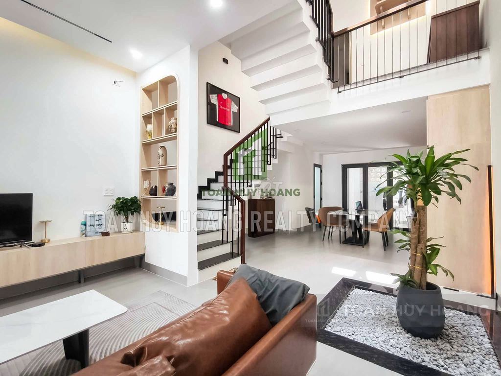 Modern Nam Việt Á house with 3 en-suite bedrooms and parking — photo 6