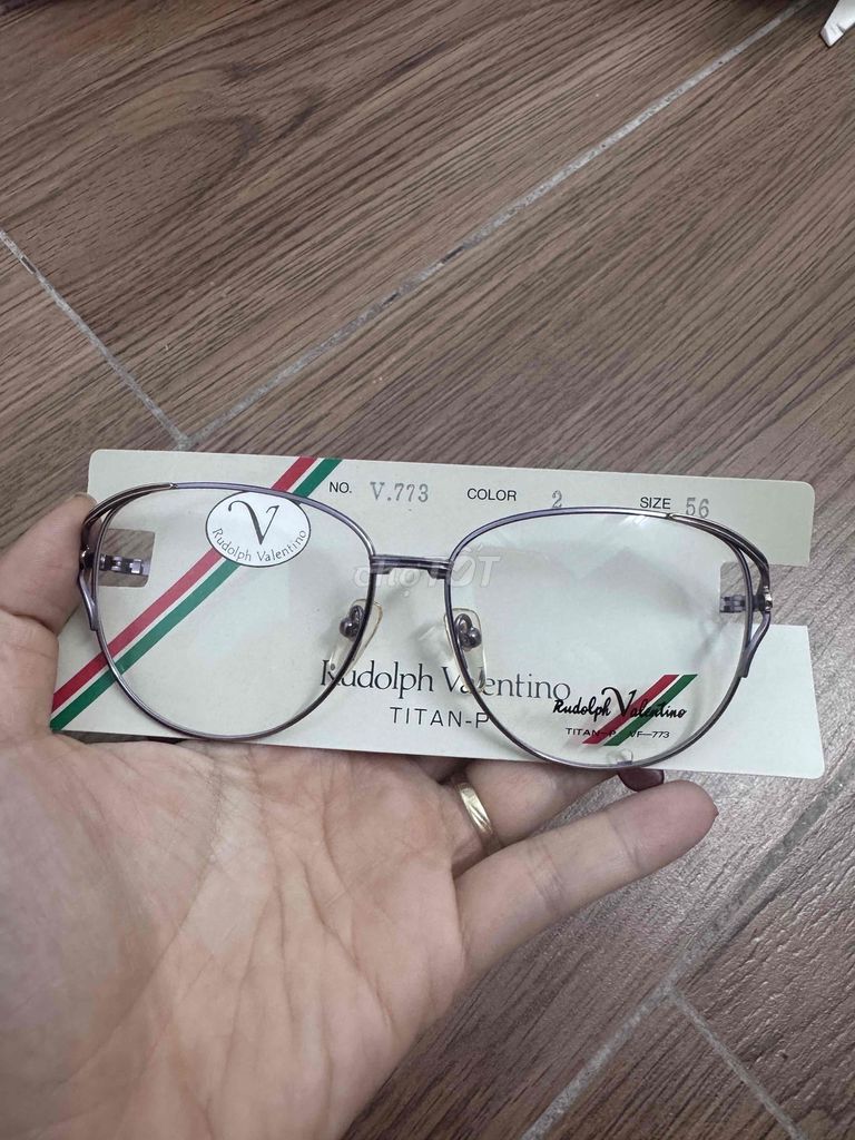 Kính mắt Rudolph Valentino Titan Nữ Tím. Mua bán Phụ kiện thời trang khác tại Huyện Thanh Trì Hà Nội được đăng bởi Nguyễn dung hình 1