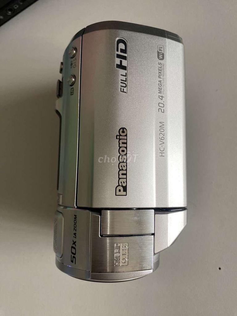 Máy quay Panasonic HC-V620M màu bạc mới 98% .
