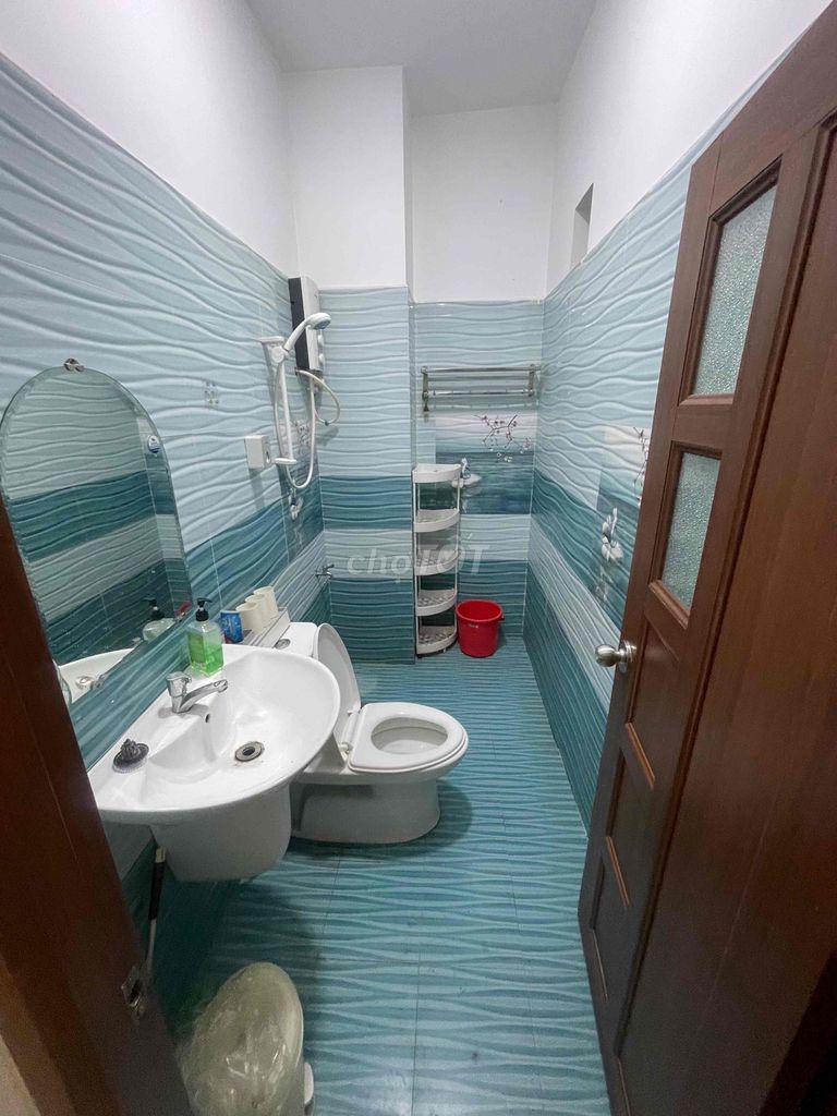 Новый дом 1 этаж 1 антресоль, переулок для авто, 2 спальни, 2 санузла, есть кондиционер, кровать, шкаф, Танг Нён Фу, округ 9