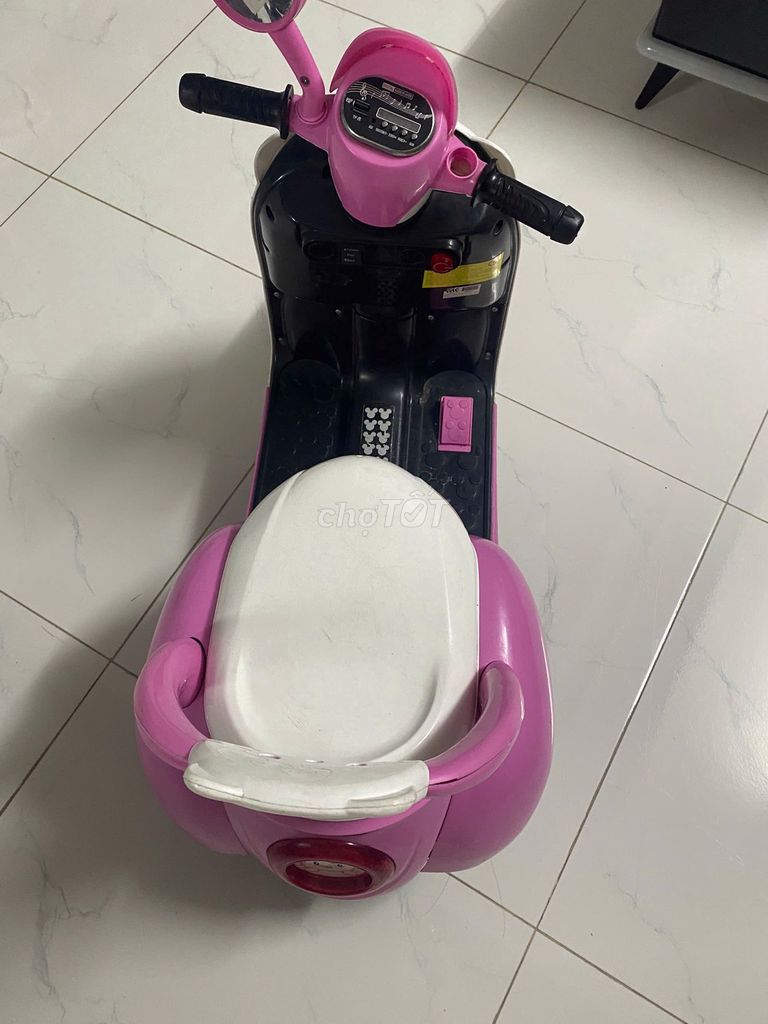 Xe điện trẻ em Bé gái Hồng Nhạc đèn kính chiếu hậu. Mua bán Mẹ và bé tại Quận 12 Tp Hồ Chí Minh được đăng bởi Lê Linh hình 1