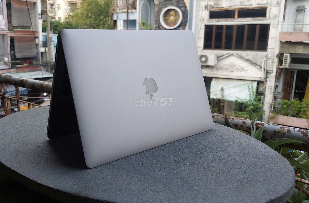 👉Bán 7 900 000đ. Macbook Pro 2020 i5 8GB 512Gb