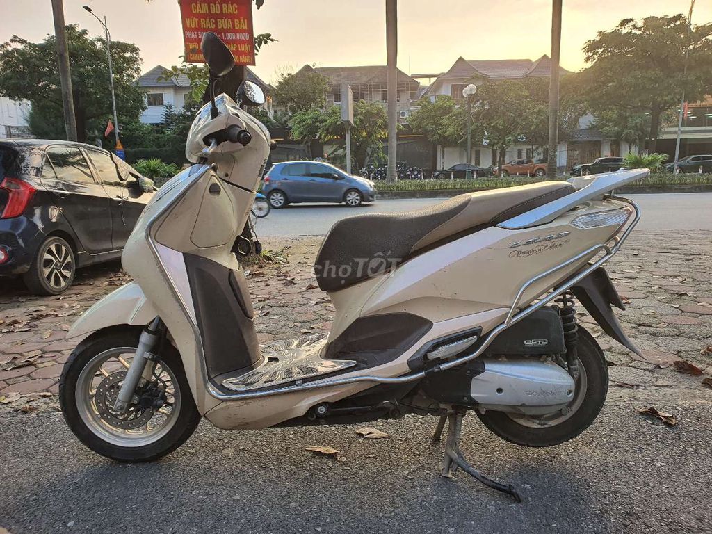 Honda Lead Premium Edition 2019, жемчужно-желтый