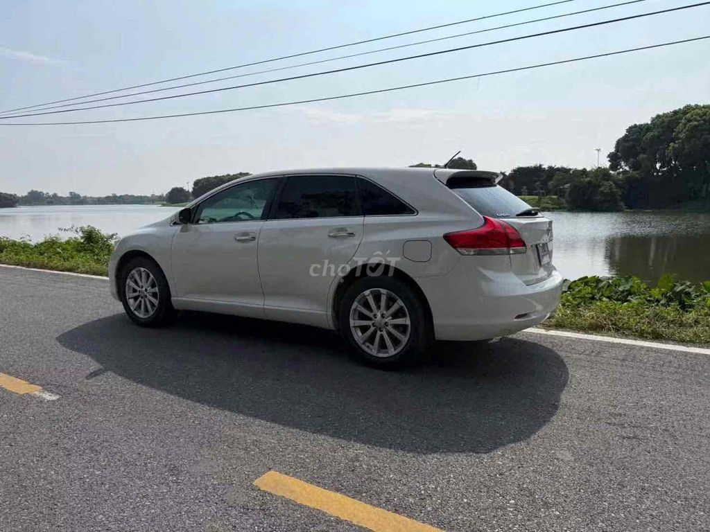 Белая Toyota Venza, импортная