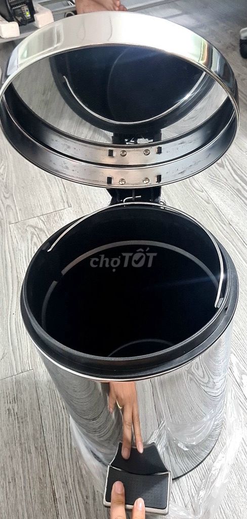 Thùng rác Takawa Inox 8 lít Bạc. Mua bán Thiết bị vệ sinh, nhà tắm tại Quận 12 Tp Hồ Chí Minh được đăng bởi Công Ty TNHH SXTM Nhựa Tốt hình 1