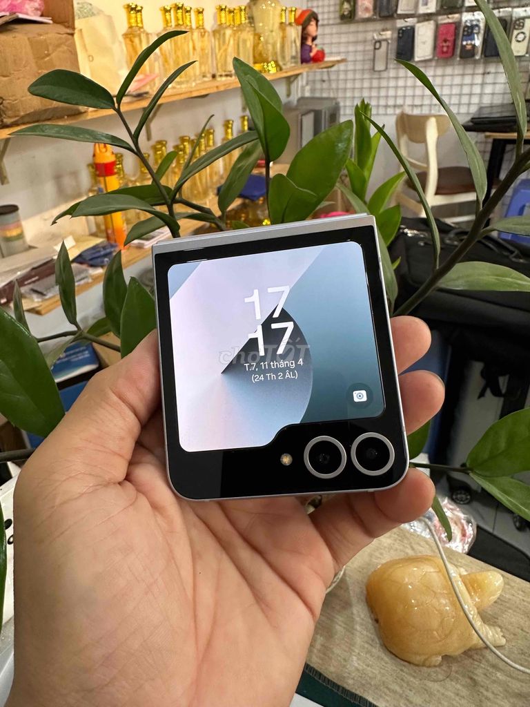 Samsung Galaxy Z Flip6 12GB/256GB Bạc. Mua bán Điện thoại tại Thành phố Dĩ An Bình Dương được đăng bởi junstar store hình 1