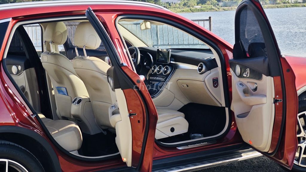 Mercedes GLC300 2018 model 2019 màu đỏ. Mua bán Ô tô tại Quận Thanh Xuân Hà Nội được đăng bởi Nguyễn Tuấn Hoàng hình 10