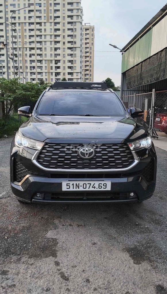 Toyota Innova Cross 2.0V 2024 Xanh Đen 24.700 km