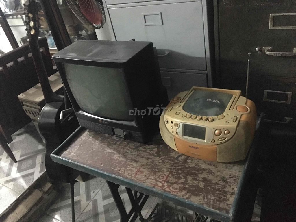 tivi đen trắng và radio caset decor