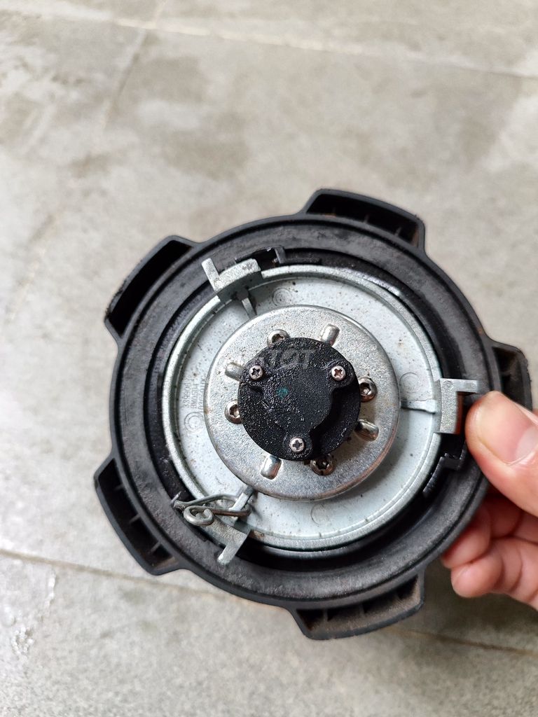 Nắp bình xăng nhựa đen có khóa. Mua bán Phụ tùng xe tại Quận Liên Chiểu Đà Nẵng được đăng bởi Tuyền hình 3