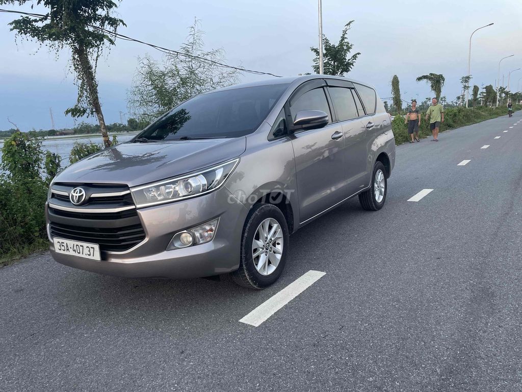 Toyota Innova E 2017 механическая коробка коричневый